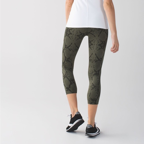 Lululemon Wunder Under Crop - Size 4 - Picture 4 of 11